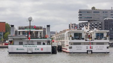 Amsterdam, Hollanda - 18 Mayıs 2018: İki İsviçre nehir kruvazörü Amsterdam, Hollanda 'ya yanaştı.