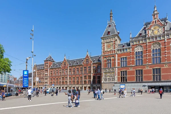 Amszterdam Hollandia 2018 Május Utazók Central Train Station Building Előtt — Stock Fotó