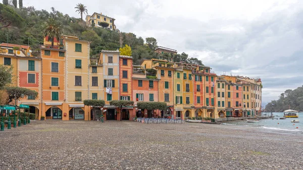 Portofino Italië Februari 2018 Lege Plek Met Kleurrijke Huizen Regenachtige — Stockfoto