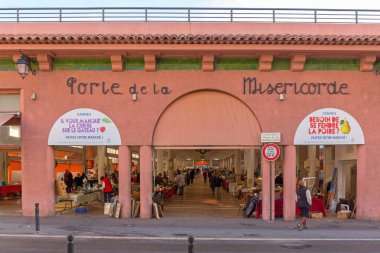 Cannes, Fransa - 1 Şubat 2016: Fransa 'nın Cannes kentindeki Antik Markette Satılık Eski Kitaplar.