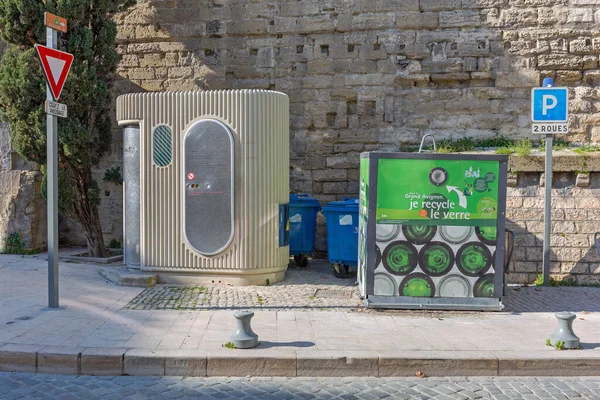 Avignon Francia Enero 2016 Cabina Inodoro Pública Automatizada Contenedor Reciclaje — Foto de Stock