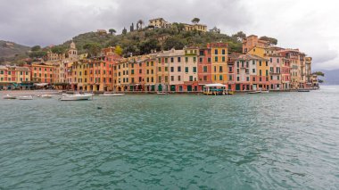 Portofino, İtalya - 1 Şubat 2018: Portofino, İtalya 'da Yağışlı Kış Gününde Renkli Evler.