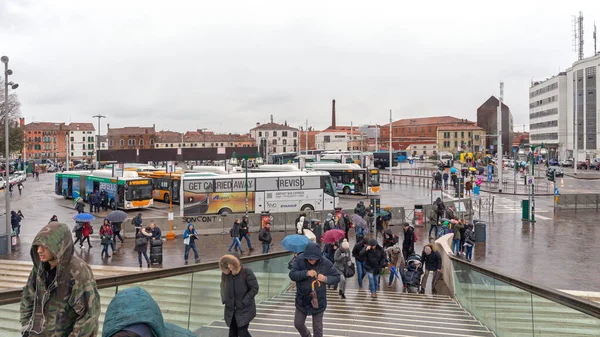 Vence Italia Febrero 2018 Multitud Personas Estación Autobuses Invierno Vence —  Fotos de Stock