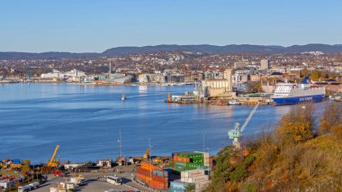 Oslo, Norveç - 29 Ekim 2016: Norveç 'in Oslo limanındaki Kargo Limanı' ndan Sonbahar Günü Şehir Sahnesi.