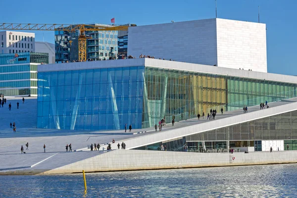 Oslo Noruega Outubro 2016 Pessoas Caminhando Modern Opera Building Oslo — Fotografia de Stock