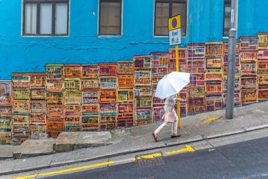 Merkez, Hong Kong - 26 Nisan 2017: Soho, Central Hong Kong 'daki Graffiti Art Gutzlaff Caddesi' nde Beyaz Şemsiye Yürüyüşü.