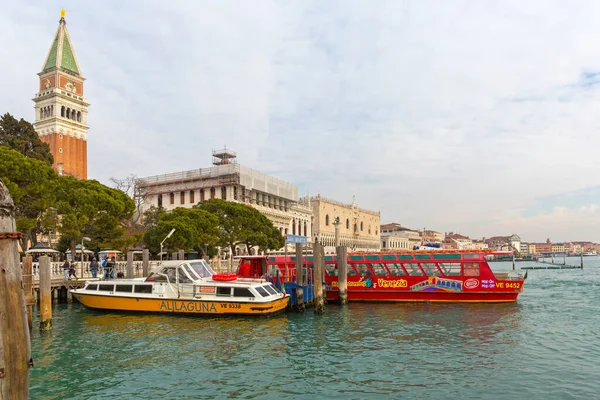 Venice Italy January 2017 Long Red Boat Tourists Sightseeing Venezia — Stock Photo, Image