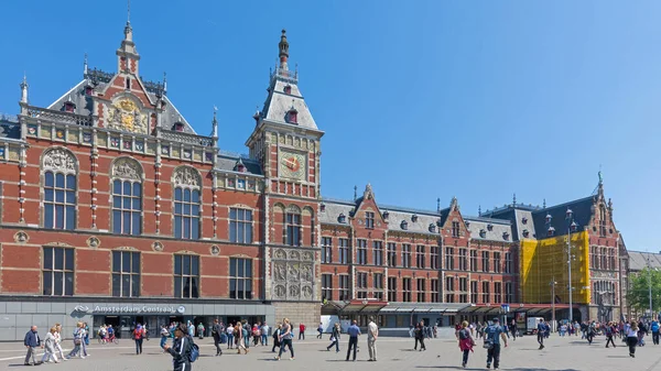 Амстердам Нидерланды Мая 2018 Года Путешественники Перед Зданием Центрального Железнодорожного — стоковое фото