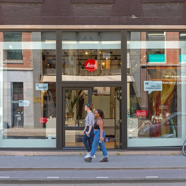 Amsterdam Netherlands May 2018 People Walking Front Leica Camera Shop — Φωτογραφία Αρχείου