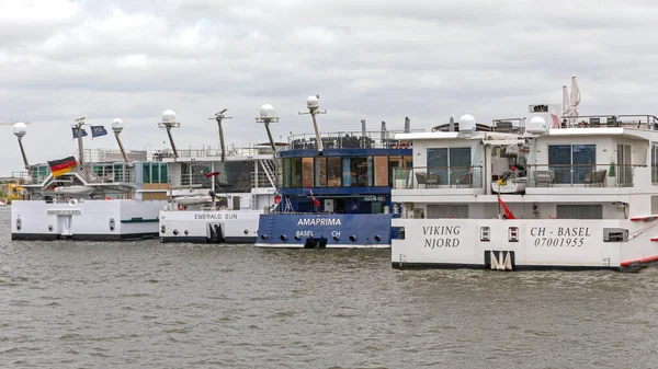 アムステルダム オランダ 2018年5月18日 オランダのアムステルダムで係留されている4隻のリバークルーズ船 — ストック写真