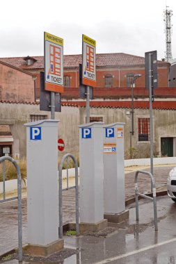 Vence, İtalya - 3 Şubat 2018: Vence, İtalya 'da Otomatik Bilet Makineleri.