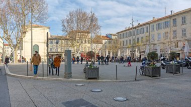 Avignon, Fransa - 30 Ocak 2016: Fransa 'nın Avignon kentindeki Place Pie City Square' de Yürüyen İnsanlar.