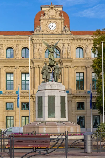 法国戛纳 2016年2月1日 法国戛纳历史酒店De Ville Frount的道德纪念碑 — 图库照片