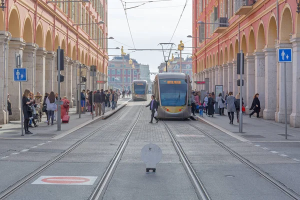 Ницца Франция Февраля 2016 Года Электрические Трамваи Коммутеры Вокзале Платформа — стоковое фото