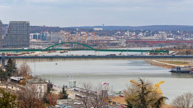 Belgrad, Sırbistan - 12 Aralık 2018: Belgrad Kış Günü 'nde Sava Nehri üzerindeki Köprüler.