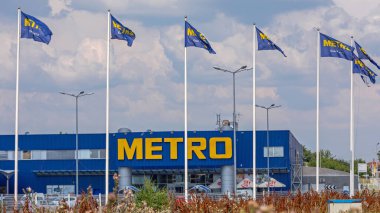 Belgrad, Sırbistan - 6 Haziran 2018: Belgrad, Sırbistan 'daki Büyük Metro Nakit ve Nakliye Alışveriş Merkezi.