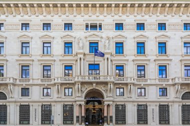 Trieste, İtalya - 7 Mart 2020: Trieste, İtalya 'daki Hilton Binası' nın Çifte Ağacı.