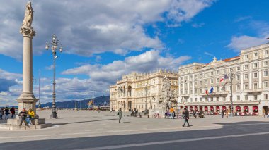 Trieste, İtalya - 7 Mart 2020: Trieste, İtalya 'da Birleşme Meydanı Güneşli Kış Gününde Çok Az İnsan.