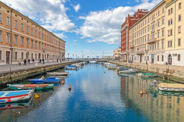 Trieste Italien Mars 2020 Lugn Kanal Grande Ponte Rosso Vinterdagen — Stockfoto