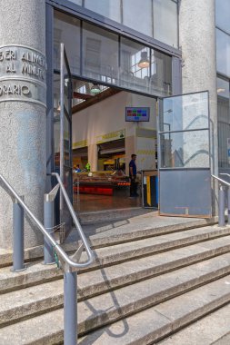 Como, İtalya - 15 Haziran 2019: Como, İtalya 'daki Çiftçi Pazarı Girişi.