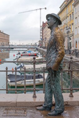 Trieste, İtalya - 13 Ocak 2017: Trieste, İtalya 'daki Köprü' de James Joyce 'un Bronz Heykeli.