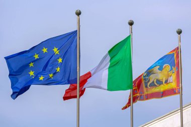 Venedik, İtalya - 10 Ocak 2017: Venedik, İtalya 'da Aslan ve Avrupa Birliği Bayrakları Birlikte.