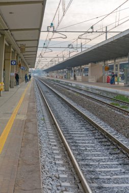 Maestre, İtalya - 9 Ocak 2017: İtalya 'nın Maestre kentindeki İstasyon Platformu' nda Trensiz Raylar ve Az sayıda insan.