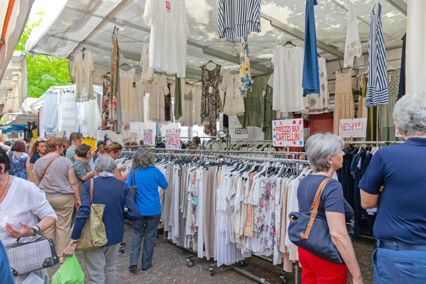 Como Italia Junio 2019 Compras Personas Clothing Stall Street Market —  Fotos de Stock