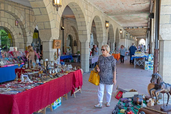 サンマリノ 2019年6月16日 サンマリノ共和国のアンティークマーケット日曜日の買い物客 — ストック写真