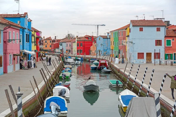 イタリアのブラーノ島 2017年1月10日 イタリアのヴェネツィアで冬のブラーノ島の水の運河とカラフルな家 — ストック写真