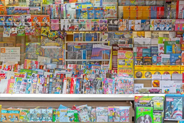 Trieste Italy January 2017 Many Newspapers Magazines News Agent Kiosk — Stock Photo, Image