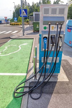 Otocec, Slovenya - 12 Haziran 2019: Slovenya 'nın Otocec kenti yakınlarındaki Petrol İstasyonunda Elektrikli Araçlar için Hızlı Şarj.