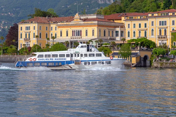 Bellagio Italy Июня 2019 Корабль Подводной Крышей Перед Домами Озере — стоковое фото