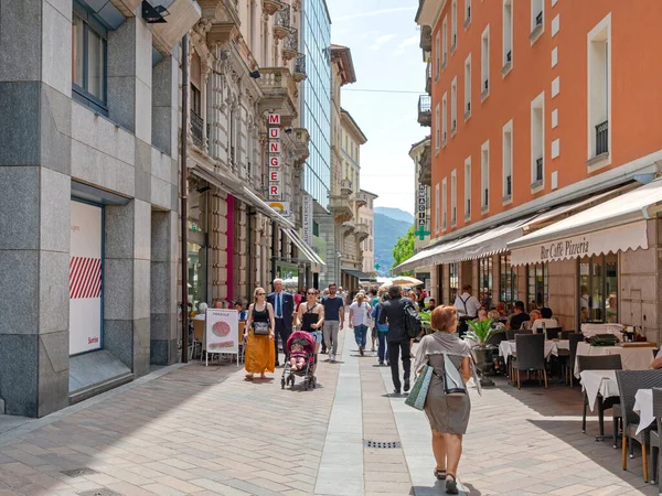 Lugano Швейцария Июня 2019 Года Люди Идущие Центре Города Пешеходной — стоковое фото