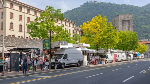 Como Włochy Czerwca 2019 Zaparkowane Samochody Dostawcze Ciężarowe Street Market — Zdjęcie stockowe
