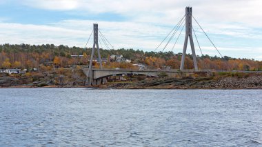 Hvaler, Norveç - 27 Ekim 2016: Hvalerporten Asma Yol Köprüsü Hvaler Adası, Norveç.