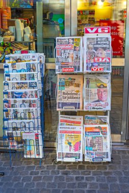 Oslo, Norveç - 29 Ekim 2016: Norveç 'in Oslo kentindeki Dükkanın Önündeki Durakta Günlük Gazeteler.
