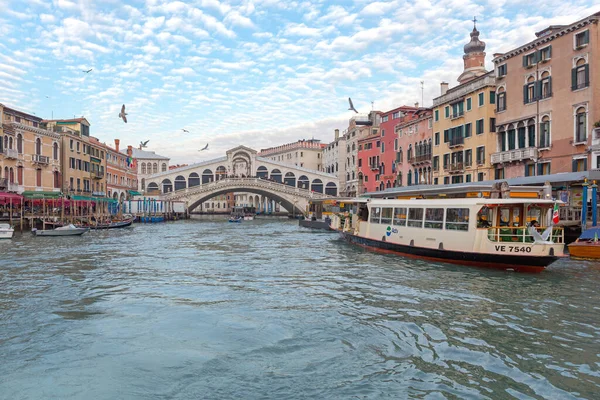 Venetië Italië Januari 2017 Openbaar Vervoer Waterbus Bij Rialto Bridge — Stockfoto
