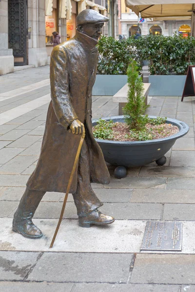 Triest Włochy Stycznia 2017 Brązowa Statua Słynnego Poety Umberto Saba — Zdjęcie stockowe