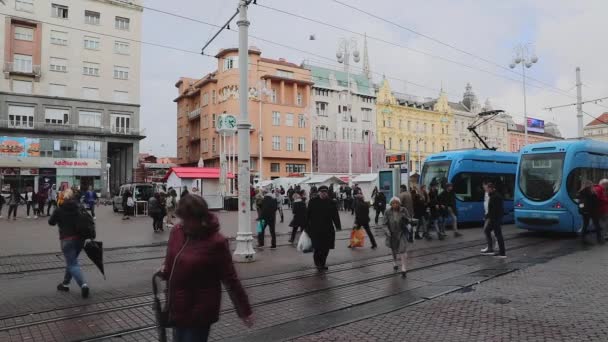 Загреб Хорватия Ноября 2019 Года Голубые Трамваи Люди Городской Площади — стоковое видео