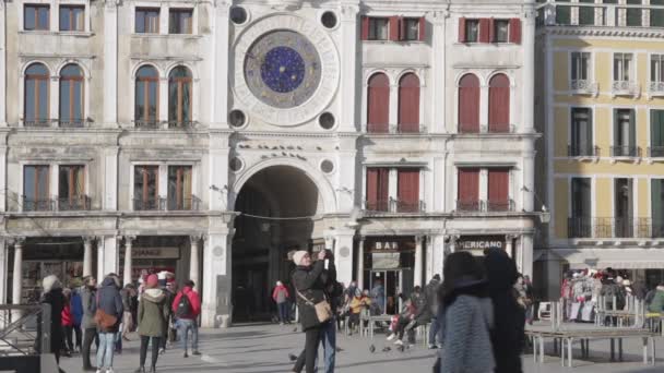 Venezia Italia Januar 2017 Turister San Marco Zodiac Clock Winter – stockvideo