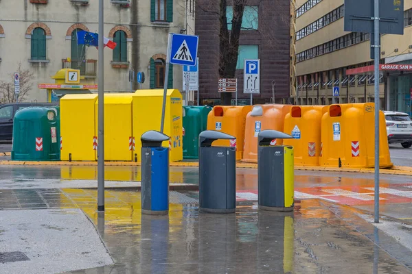 Vence Włochy Lutego 2018 Sortowanie Pojemników Śmieci Ulicy Vence Włochy — Zdjęcie stockowe