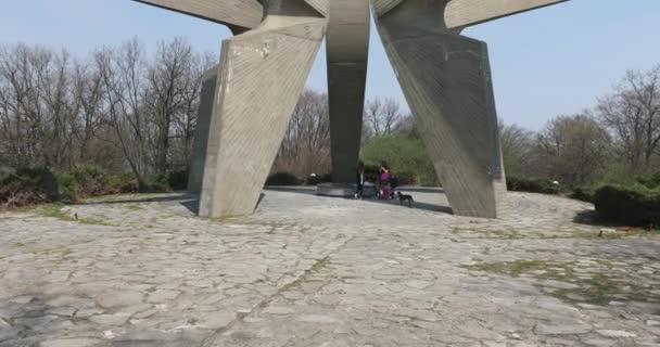 Sopot Serbien April 2020 Kids Playing Concrete Structure Monument Wwii — Stockvideo