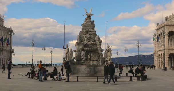 Trieste Italia Marzo 2020 Pocas Personas Alrededor Fuentes Históricas Monumento — Vídeos de Stock