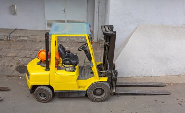 Binanın Önündeki Gaz Gücü Olan Sarı Forklift Aracı
