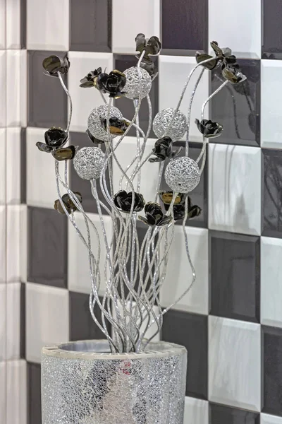 Ezüst Tükör Váza Fekete Fehér Fürdőszobában — Stock Fotó