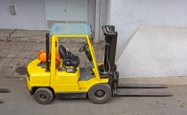Napędzany Gazem Żółty Wózek Widłowy Przed Budynkiem — Zdjęcie stockowe
