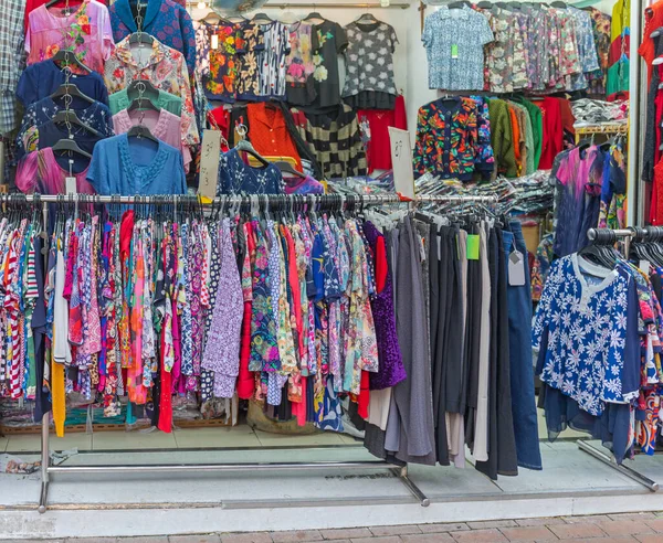 Kleurrijke Vrouwen Kleding Opknoping Rails Hong Kong — Stockfoto