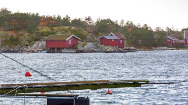 Norveç 'in Hvaler Adası Sahilinde Geleneksel Kırmızı Kulübeler