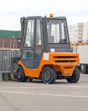 Dışarıdaki forklift ile kargo kamyonu römorku yükleniyor